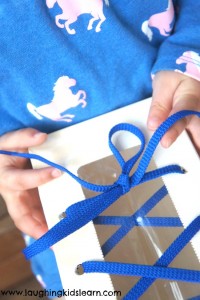 Teach children to tie their shoelace - Laughing Kids Learn