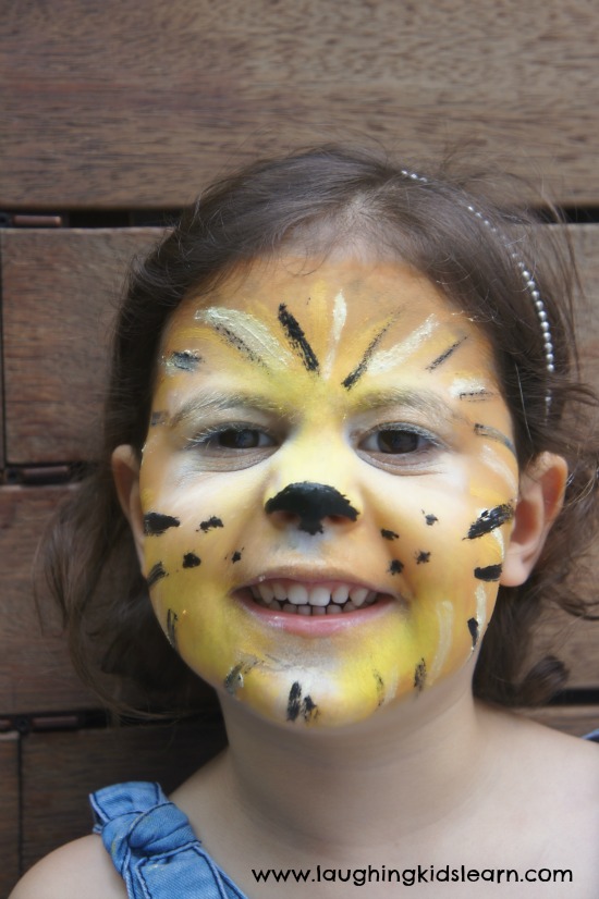Simple face painting design of a lion - Laughing Kids Learn