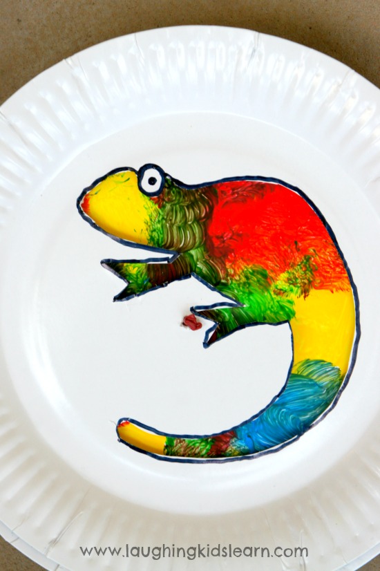 colour changing chameleon using paper plate