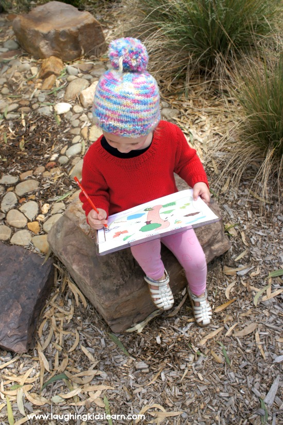 toddler or preschoolers love nature scavenger hunt to get outdoors and exploring their environment. Free printable included.