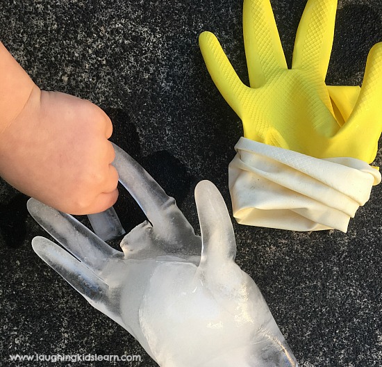 Fun science activities and experiment for kids to do at home or school. Learn how water turns to ice. 
#frozen #scienceexperiment #scienceforkids #winterplay #summeractivities #homeschool #watertoice #frozenhands #activitiesforkids #preschool #prek #school #playmatters #ice #simplescienceideas