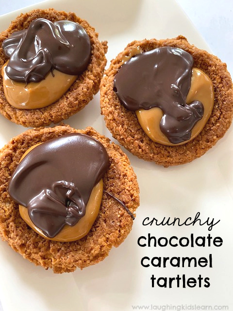 Crunchy and simple chocolate and caramel tartlets made with kids and to eat over ANZAC day. Great recipe to make for ANZAC day. #chocolatetartlets #caramel #chocolate #simplerecipe #kidsinthekitchen #anzacdayrecipe #anzacrecipe #anzacdayrecipe #anzacrecipes #anzacbiscuits #anzacbiscuitrecipes #kidscook #tartlets #sweetfingerfood #rustic #deliciousfood #makebykids #simplerecipeforkids #3ingredients #threeingredients 
