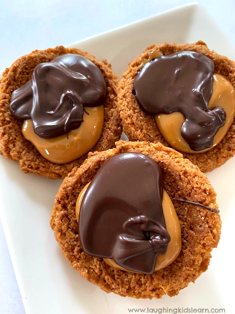 delicious chocolate and caramel tartlets that use 3 ingredients and a simple recipe that children can make in the kitchen. #chocolatetartlets #caramel #chocolate #simplerecipe #kidsinthekitchen #anzacdayrecipe #anzacrecipe #anzacdayrecipe #anzacrecipes #anzacbiscuits #anzacbiscuitrecipes #kidscook #tartlets #sweetfingerfood #rustic #deliciousfood #makebykids #simplerecipeforkids #3ingredients #threeingredients 