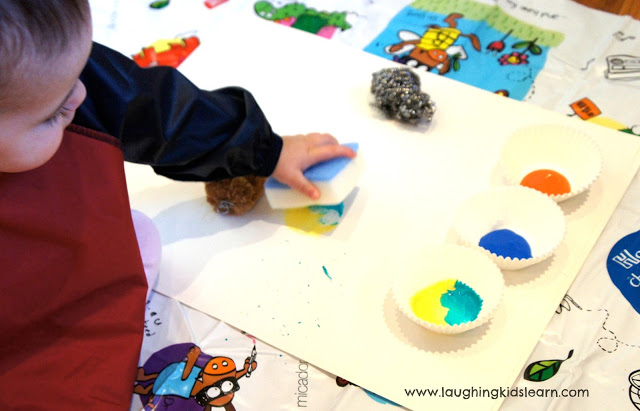 Printing and painting with kitchen cleaners. Great sensory activity for children. 